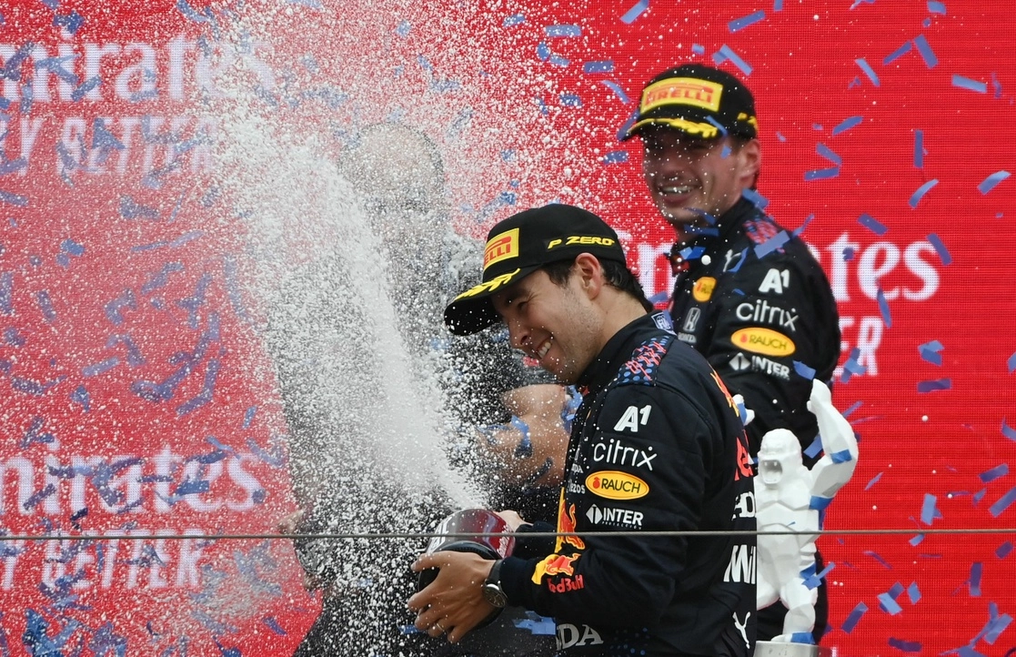 El holandés Max Verstappen y el mexicano Sergio Pérez celebran el 1-3 de Red Bull, escudería que nunca había vencido a Mercedes en el circuito Paul Ricard, el 20 de junio de 2021. Foto Afp