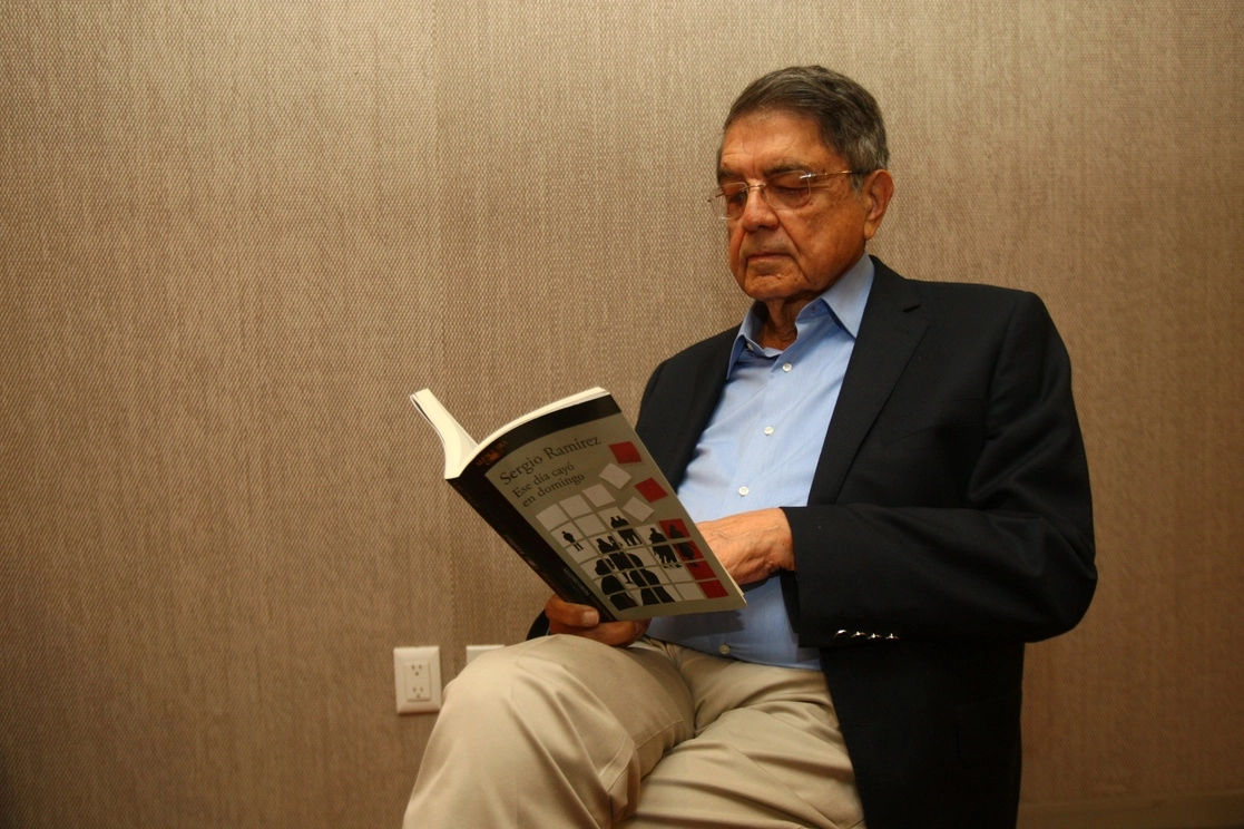 El narrador, Sergio Ramírez, dice en entrevista que su nueva obra está escrita en distintas tesituras, con distintas voces, pero con líneas de conexión entre los relatos. Foto Arturo Campos Cedillo



