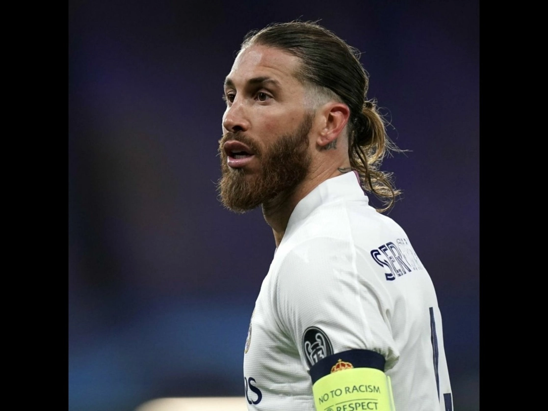 El defensa central ganó cuatro Champions League con el club. Foto tomada del Twitter de @SergioRamos / Archivo
