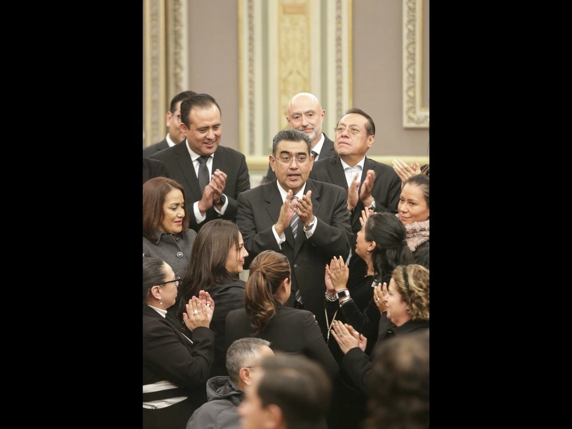 El morenista Salomón Céspedes Peregrina (al centro) rindió protesta ayer como gobernador de Puebla, en sustitución de Miguel Barbosa Huerta. Foto Agencia Es Imagen