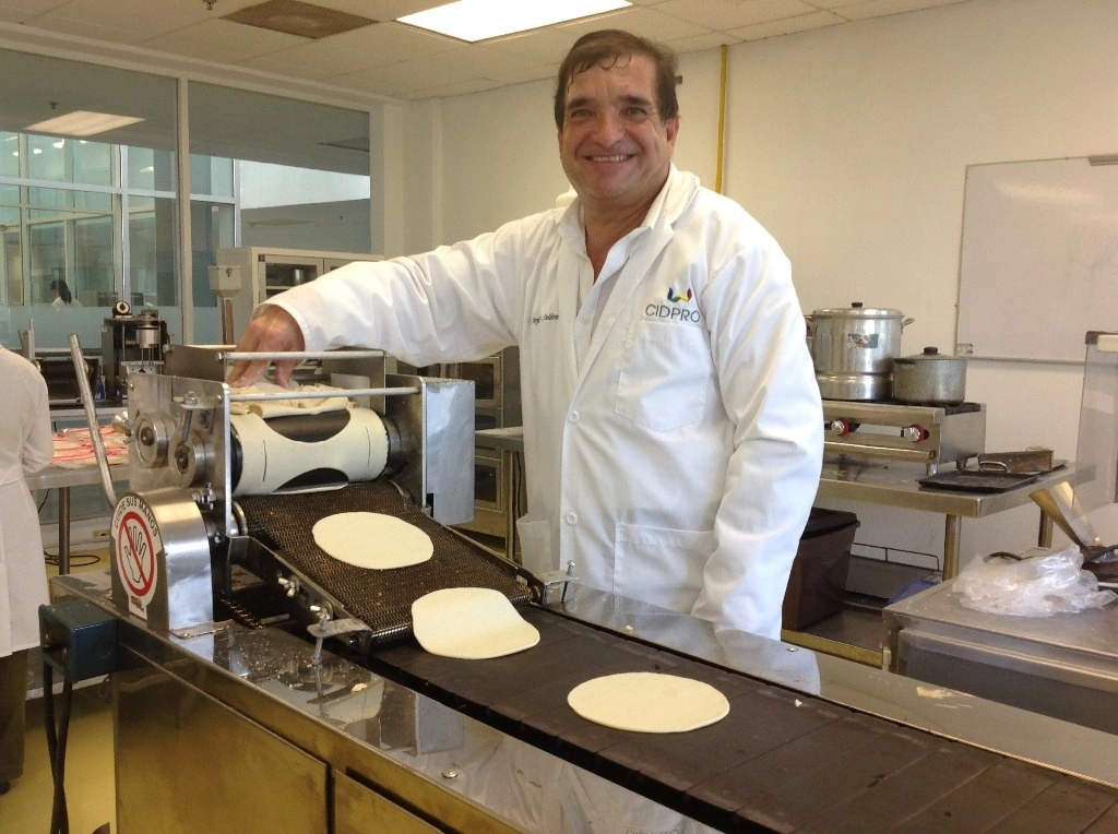 El científico expuso en entrevista que la idea es que su patente sea usada socialmente. Es una tortilla elaborada con maíz germinado en presencia de selenio orgánico. Foto cortesía del investigador 



