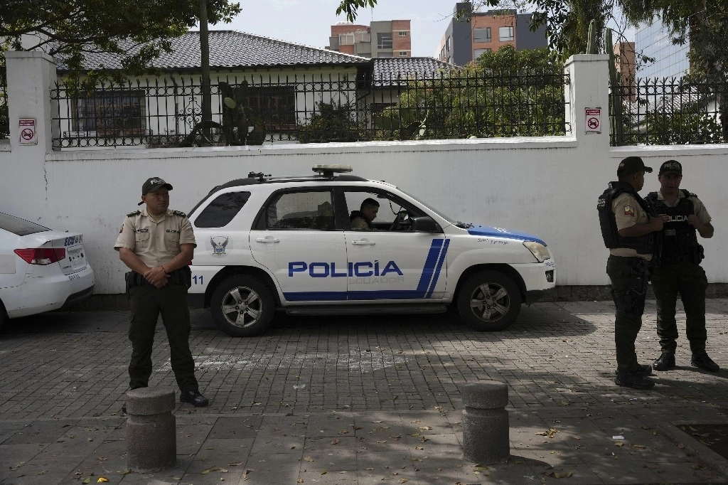 Policía hace guardia en las inmediaciones de la embajada de México en Ecuador, donde el ex vicepresidente sudamericano, Jorge Glas, se encuentra en calidad de huésped. Foto Ap