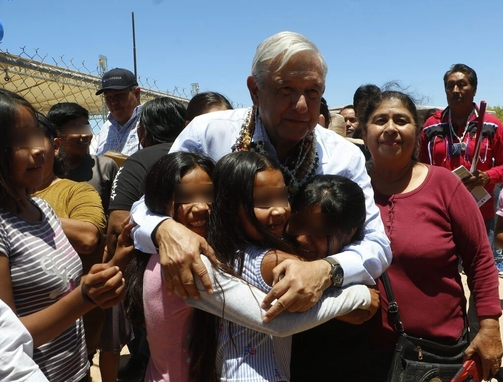 El presidente Andrés Manuel López Obrador encabezó la exposición del Plan de Desarrollo Integral del Pueblo Seri, realizada en la escuela primaria indígena Guadalupe Victoria. Foto cortesía Presidencia