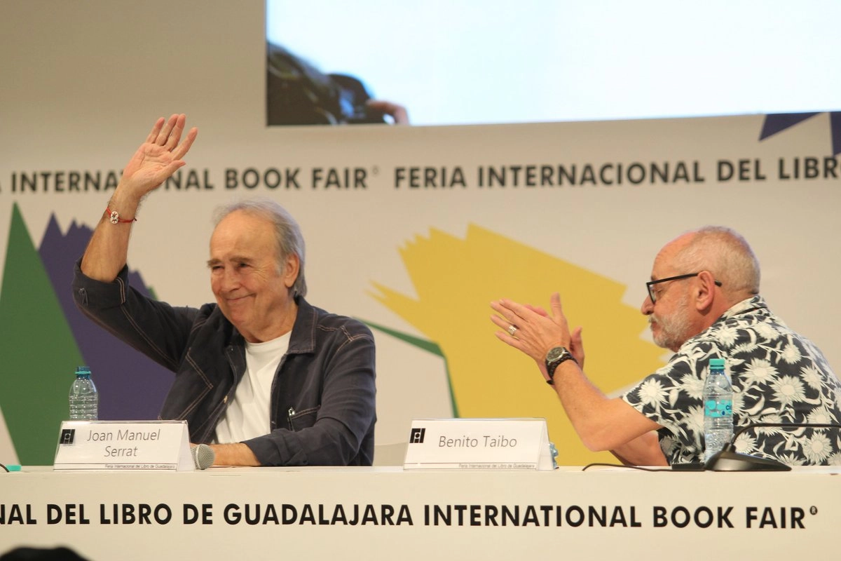 El desbordamiento del público impidió el inicio del acto; al volver, el músico Joan Manuel Serrat  habló de migración, democracia y los peligros de la ultraderecha. Foto