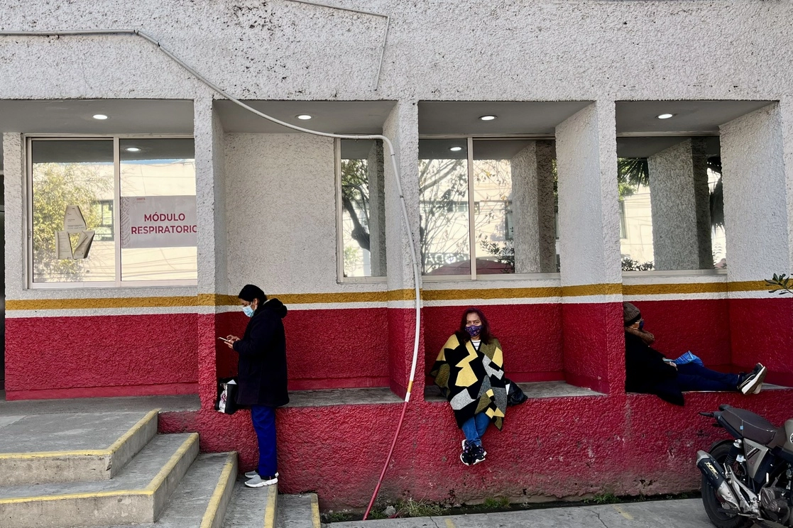 Derechohabientes del Issste esperan obtener una incapacidad por covid-19, el 20 de diciembre de 2022. Foto Luis Castillo