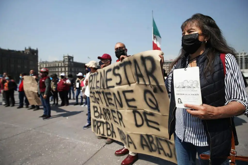 Integrantes del Movimiento de Servidores de la Nación en Resistencia se manifestaron y ofrecieron conferencia en el Zócalo capitalino para hablar de diversas irregularidades al interior de dicho programa, el 16 de marzo de 2022. Foto Yazmín Ortega Cortés



