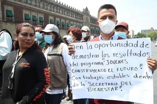 Protesta de Servidores de la Nación en el Zócalo capitalino. Foto María Luisa Severiano / Archivo