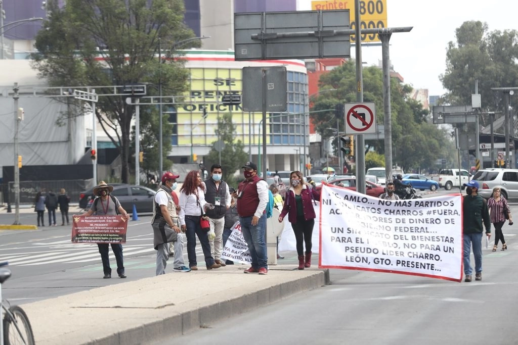 Servidores de la Nación cerraron el cruce entre Insurgentes y Reforma para denunciar actos de corrupción al interior de la dependencia, en la Ciudad de México, el 1 de septiembre de 2021. Foto Yazmín Ortega Cortés


