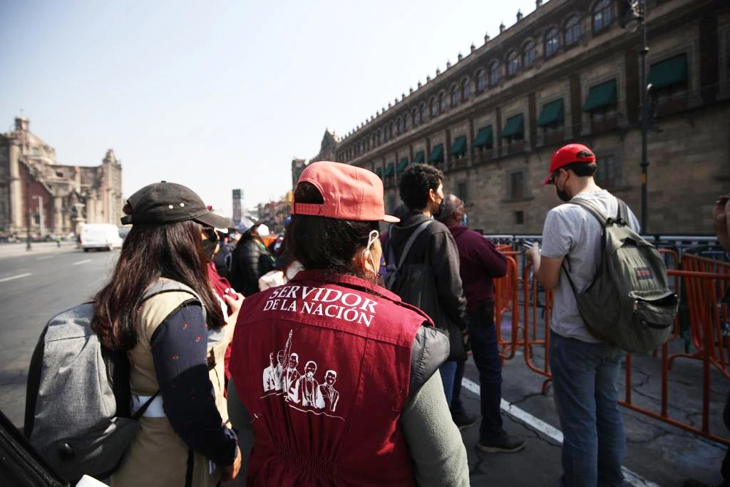 Un grupo de servidores de la nación se manifiesta frente a Palacio Nacional para exigir el cese de "despidos injustificados", el 16 de marzo de 2022. Foto Yazmín Ortega Cortés