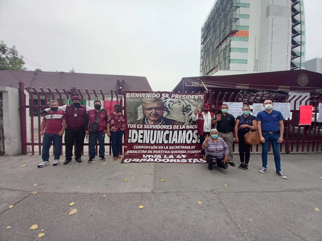 Los inconformes señalaron que el principal motivo de la protesta es exigir la “remoción irrevocable” del delegado de la SB en Tijuana, Gilberto Herrera Solórzano, a quien señalaron como responsable de diversas irregularidades y abusos, el 18 de agosto de 2021. Foto cortesía para 'La Jornada'