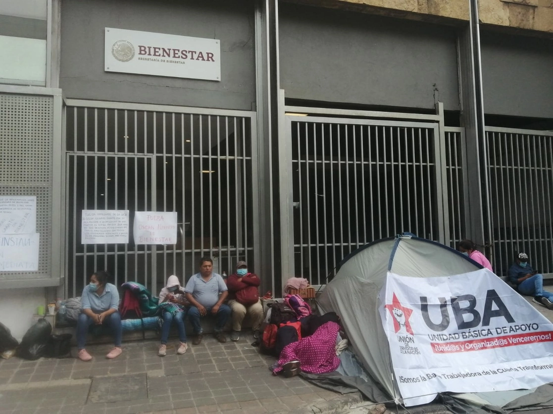 Los inconformes consideran roto el diálogo con el coordinador de la Unidad de Delegaciones de la Secretaría del Bienestar, Oscar Navarro Gárate y exigen su salida porque "es una burla que nos hagan venir y simulen que hay mesas de trabajo, o que reinstalen a compañeros", señalaron, el 13 de julio de 2022. Foto Fernando Camacho 