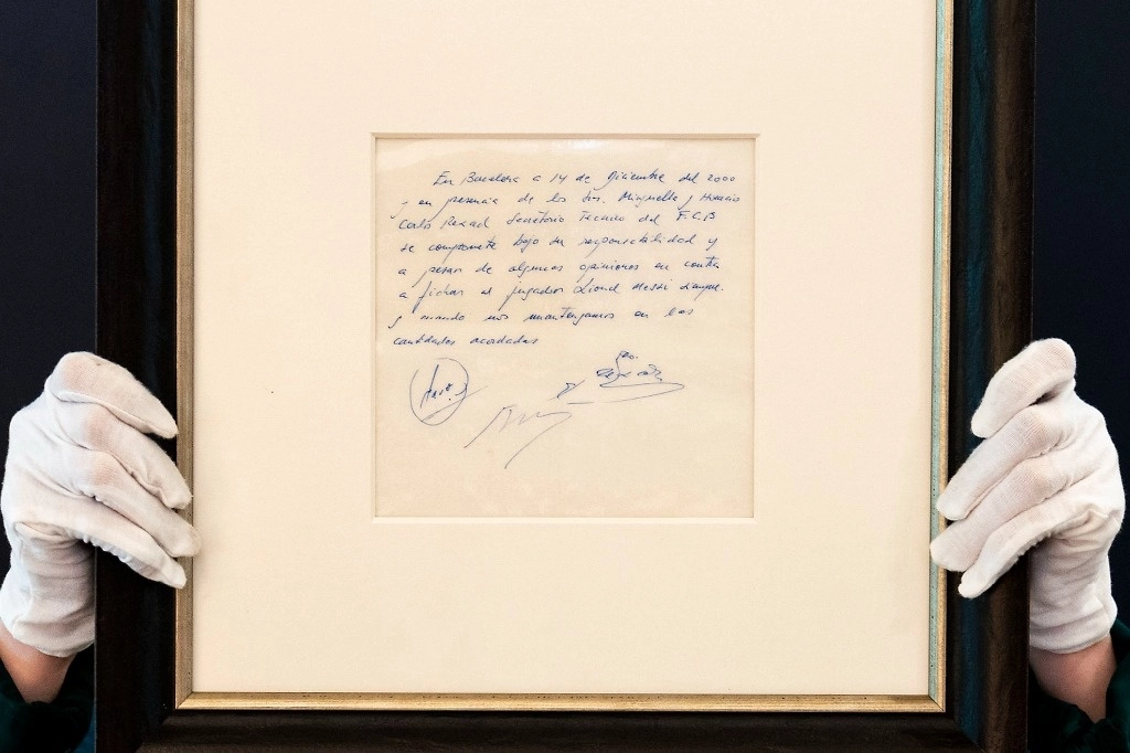La servilleta en la que el Barcelona prometió fichar a Lionel Messi cuando este tenía 13 años se vendió por 762 mil 400 libras (969 mil dólares), informó la casa de subastas Bonhams. Foto Jordan Pettitt / PA vía Ap
