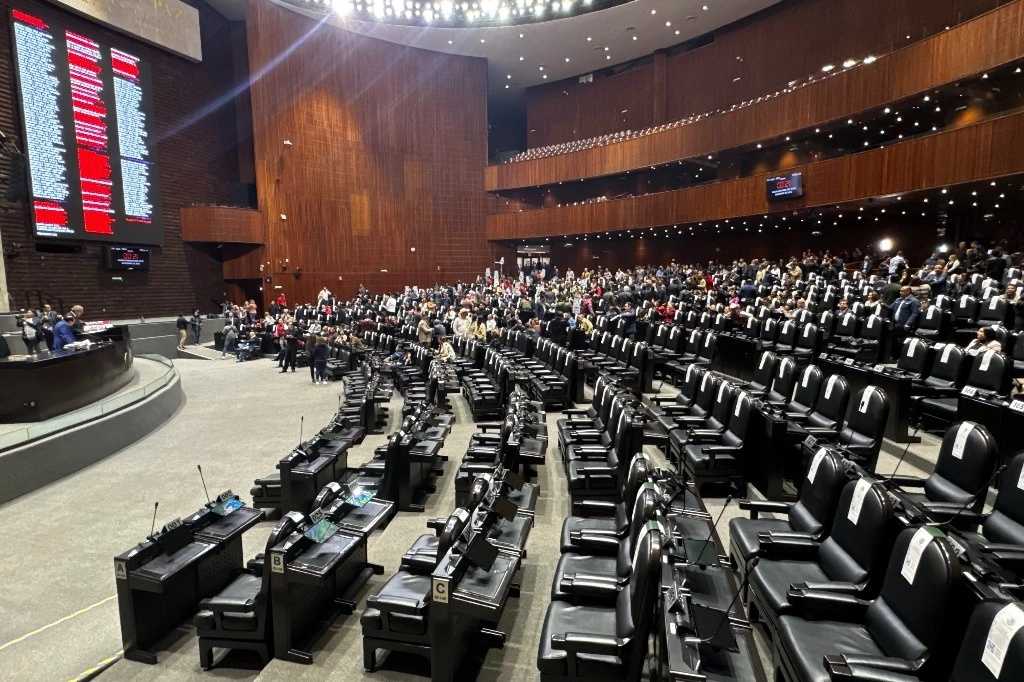 Senadores y diputados fueron citados a sesión de Congreso General el próximo martes 1 de octubre para celebrar el relevo presidencial. Foto Luis Castillo