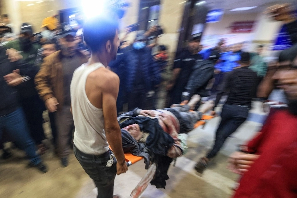 Un palestino herido durante un bombardeo israelí es ingresado en el hospital Nasser en Khan Yunis, al sur de la franja de Gaza, Foto Afp 