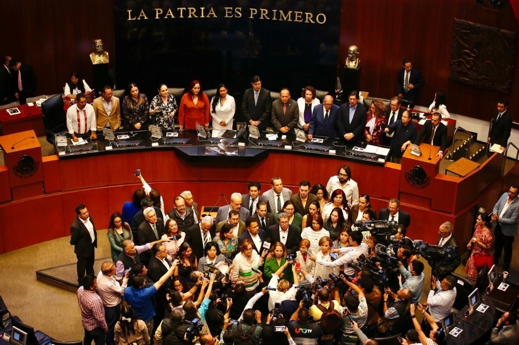Senadores de Morena ofrecen conferencia en el salón de plenos, para informar que faltó quorum para iniciar la sesión en el Congreso de la Unión, en la Ciudad de México, el 16 de abril de 2024. Foto María Luisa Severiano