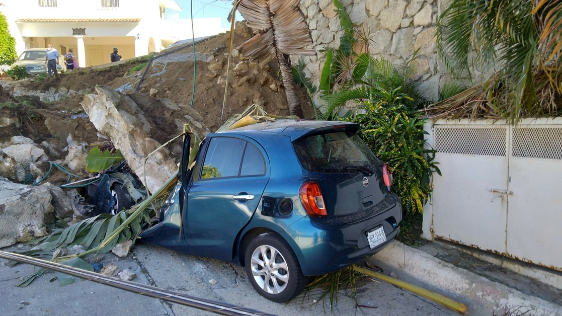 En Acapulco un muro de contención se derrumbó en la calle Paraíso, colonia Condesa, provocando daños en al menos un vehículo, el 8 de septiembre de 2021. Foto Héctor Briseño