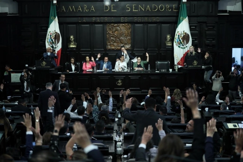 En la sesión se refrendó el turno a la minuta que les remitió la Cámara de Diputados en torno a la reforma constitucional, sobre el poder judicial de la Federación. Foto Marco Peláez