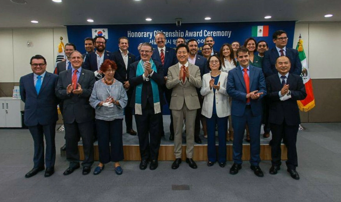 El alcalde de Seúl, Oh Se-Hoon, nombró ciudadano honorario al canciller Marcelo Ebrard por su contribución al fortalecimiento de la relación entre ambas naciones, el 6 de julio de 2022. Foto tomada del Twitter de @m_ebrard
