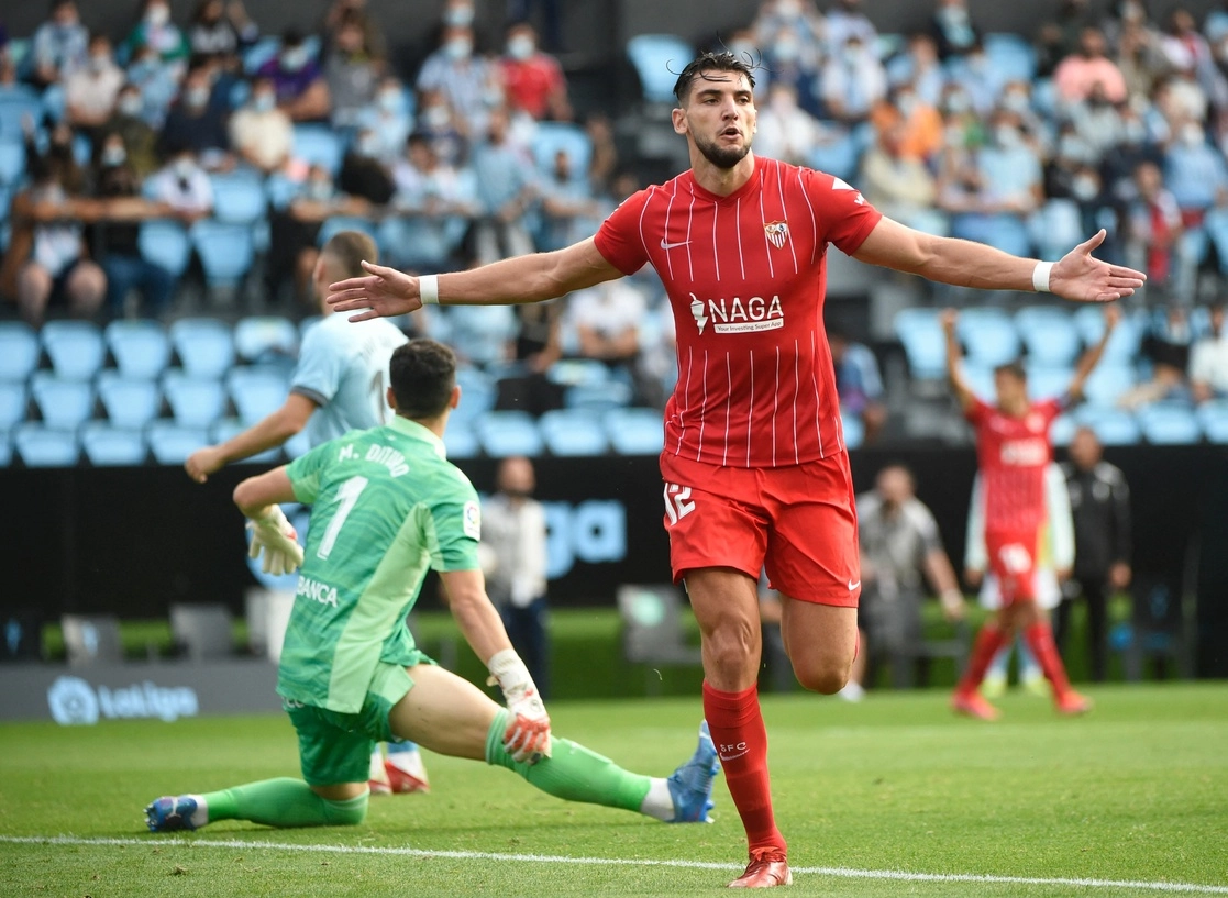 Rafa Mir del Sevilla marcó el solitario gol del encuentro ante Celta de Vigo al minuto 54. Foto Afp