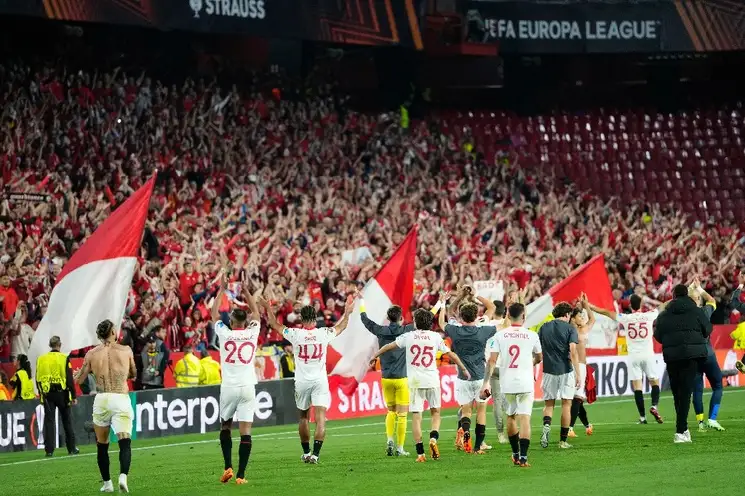 Los jugadores del Sevilla celebran su triunfo contra la Juventus de Turín en la semifinal de vuelta de la Europa League. El conjunto español, máximo ganador de la competición, busca su séptimo centro en la misma. Foto Ap.