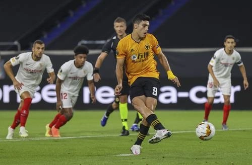 El delantero mexicano Raúl Jiménez no pudo concretar desde los 11 pasos y dejó en 27 su marca de anotaciones esta temporada con el Wolverhampton. Foto Ap