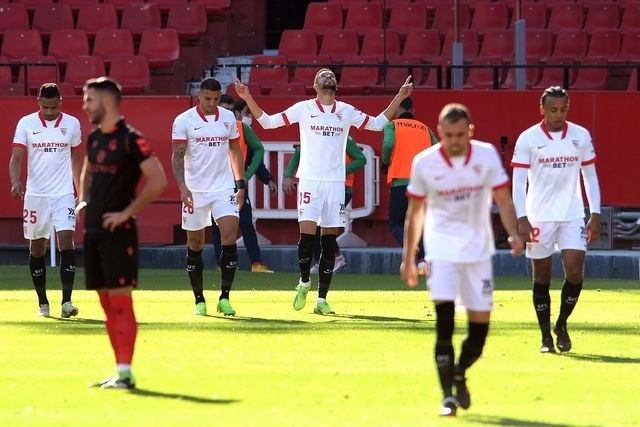 Youssef En-Nesyri, del Sevilla marcó todos los goles de su equipo en el duelo ante la Real Sociedad. Foto Afp