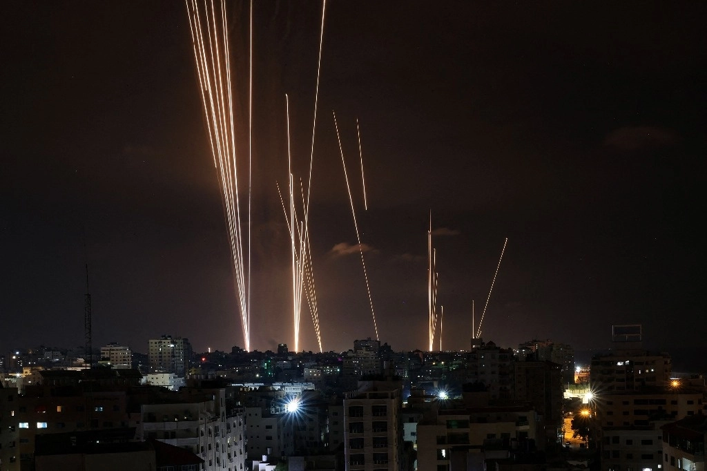 Militantes palestinos disparan una salva de cohetes desde la ciudad de Gaza hacia Israel, el 7 de octubre de 2023. Foto Afp