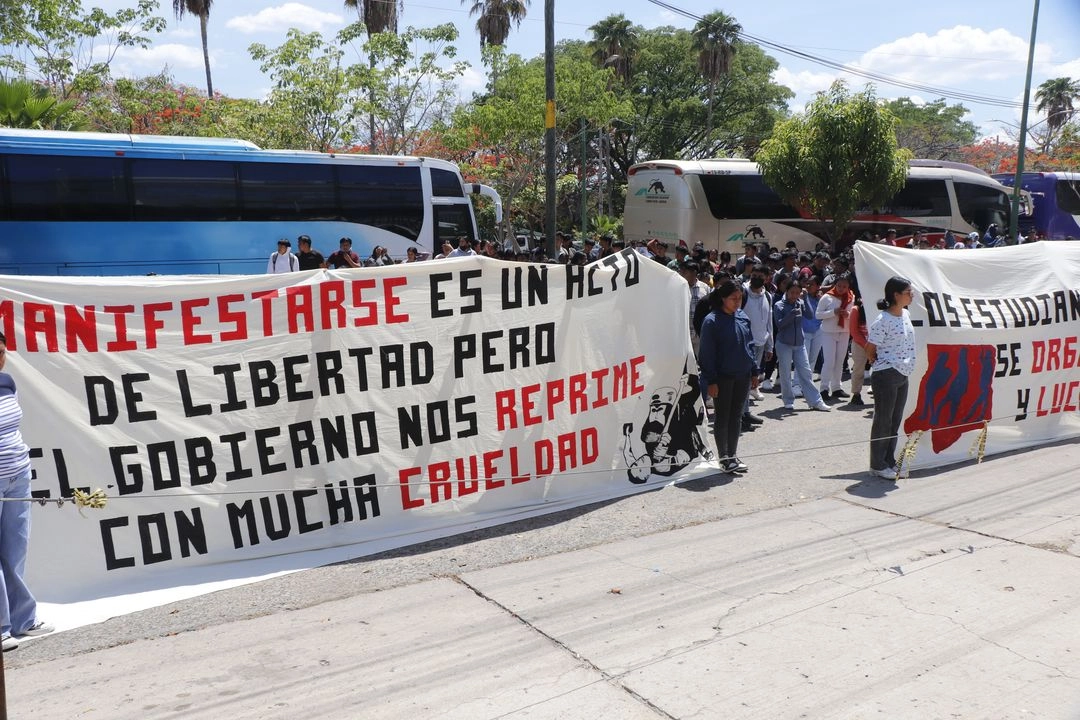 Continúan las protestas de estudiantes de la Escuela Rural Normal Mactumactzá por la muerte de un alumno durante una persecución policiaca. Foto 
