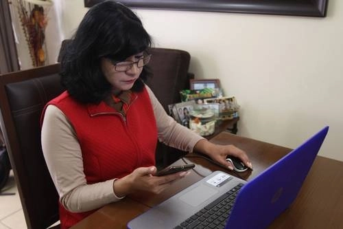 Una mujer realiza trabajo en casa en imagen de archivo. Foto Roberto García