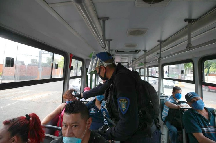 Policías auxiliares toman la temperatura a usuarios del transporte público en las inmediaciones  de la Central de Abastos. Foto: Alfredo Domínguez