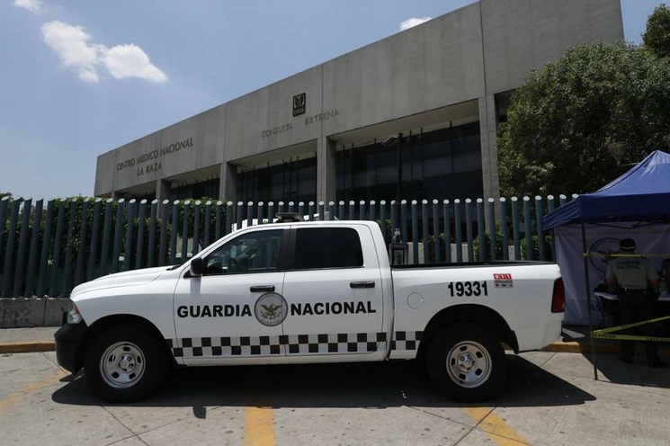 Hospital La Raza resguardado por agentes de la Guardia Nacional. Foto Yazmín Ortega