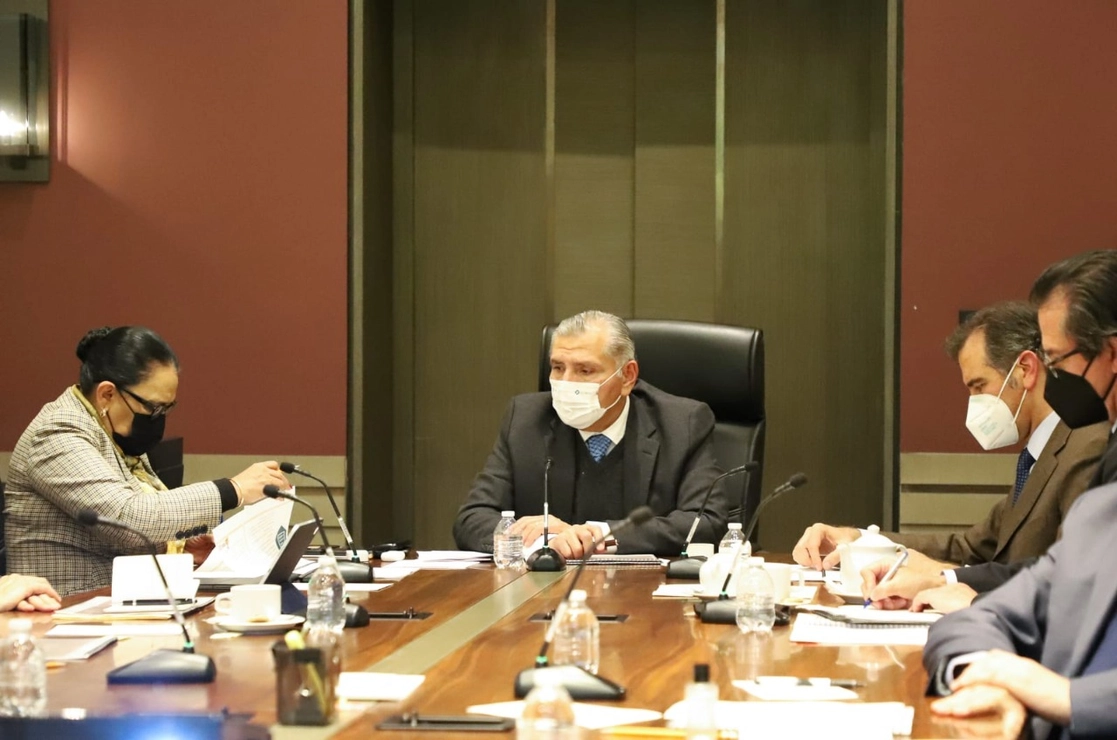El secretario de Gobernación, Adán Augusto López (c), la titular de la SSPC, Rosa Icela Rodríguez (izq) y el consejero presidente del  INE, Lorenzo Córdova (c,der) durante la reunión. Foto Segob