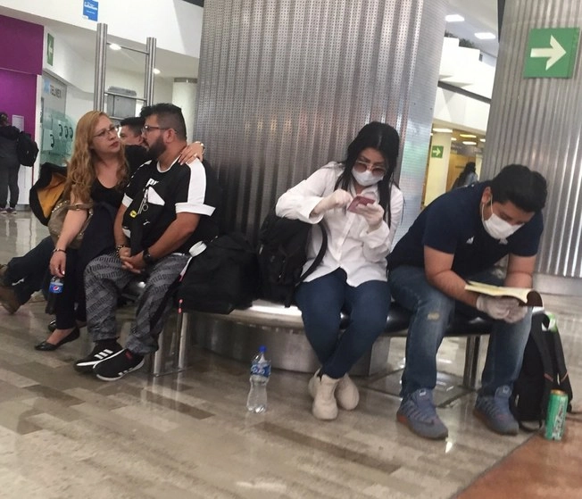 Pasajeros en el aeropuerto capitalino, durante la contingencia por coronavirus. Foto Guillermo Sologuren
