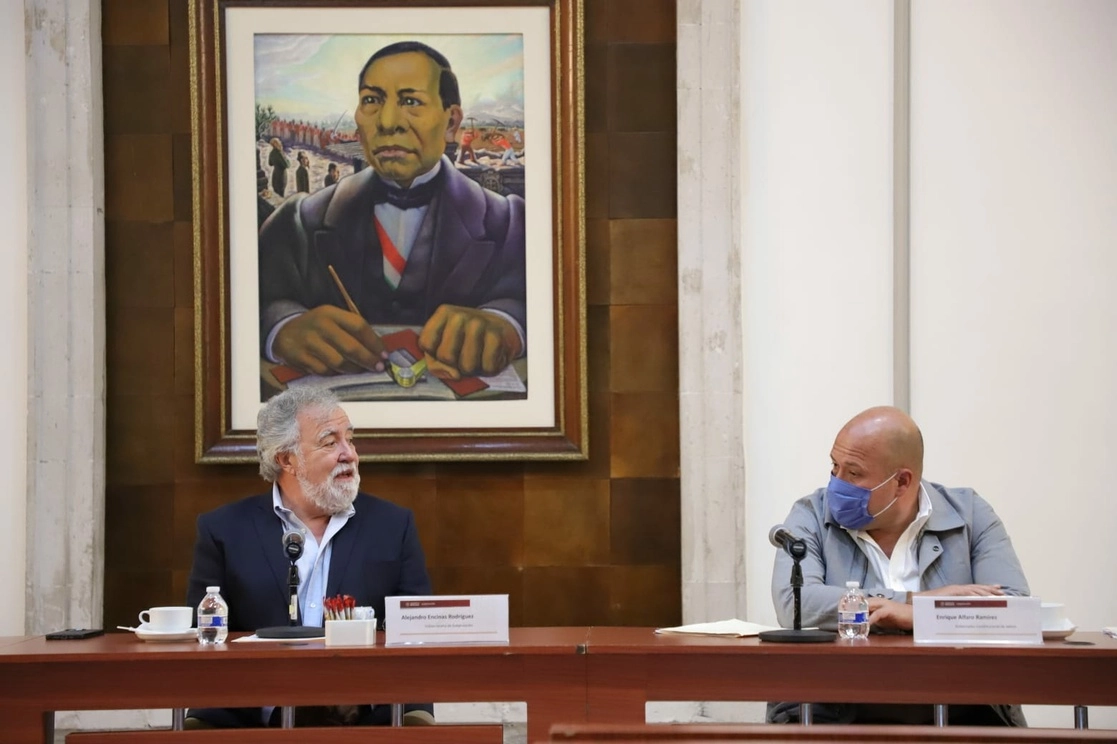 El subsecretario de DH, Población y Migración, Alejandro Encinas (izq) y el gobernador de Jalisco, Enrique Alfaro (der) durante la reunión. Foto tomada de la cuenta de Twitter @A_Encinas_R
