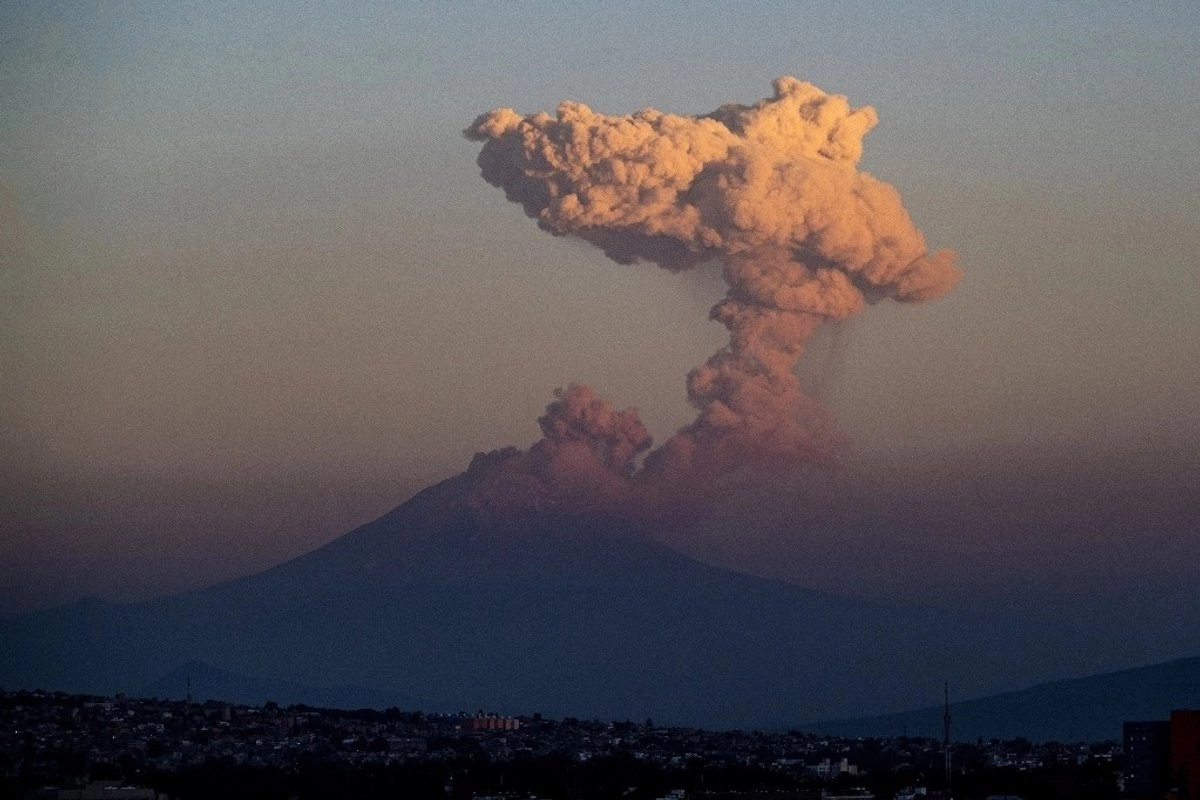 Fumarola del volcán Popocatépétl desde la Ciudad de México. Foto 