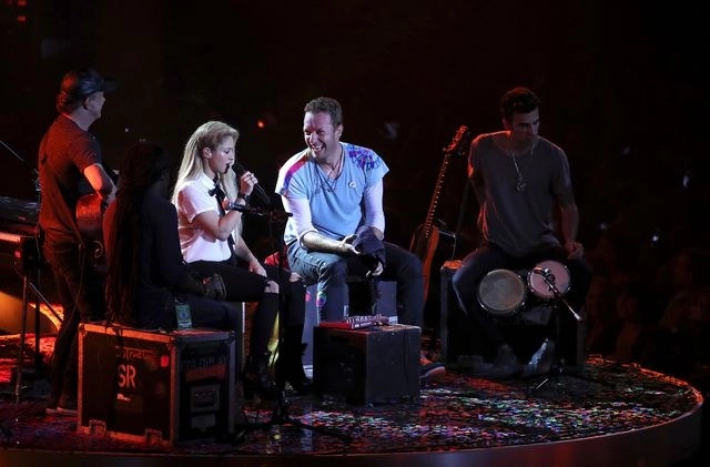 Shakira y Chris Martin de Coldplay durante un concierto en Hamburgo, Alemania, el 6 de julio de 2017. Foto Afp 