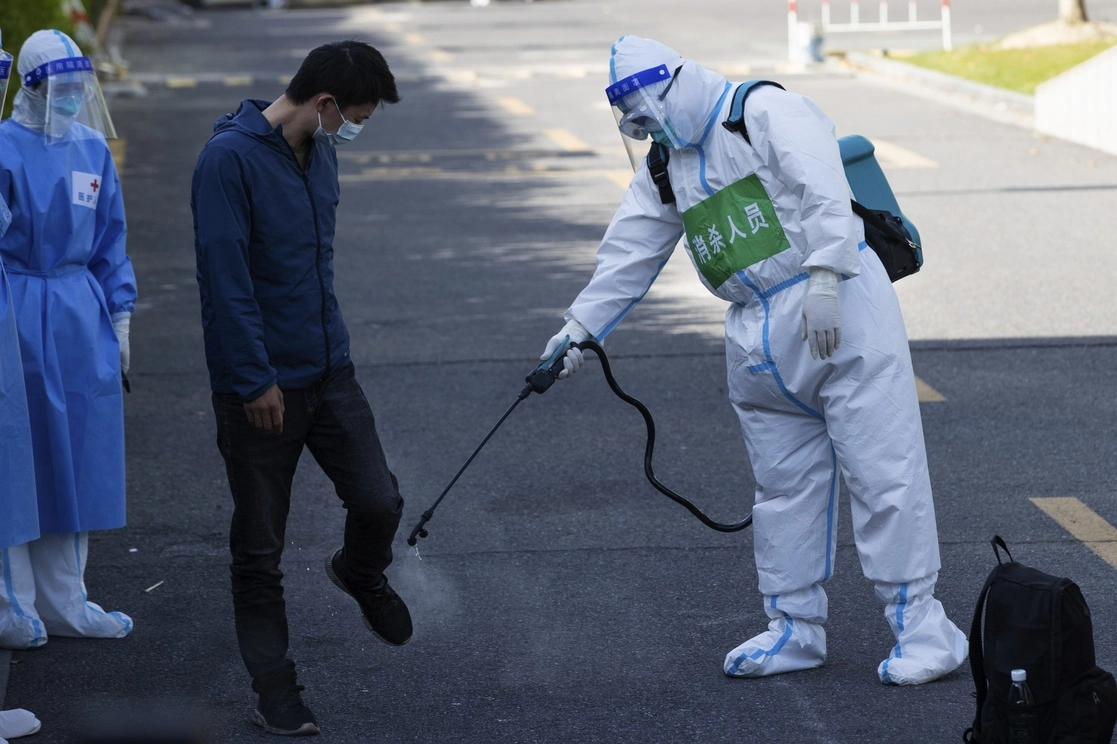Un paciente recuperado de covid-19 es desinfectado al salir de un hospital en Shanghái, China, el pasado 9 de abril. Foto Xinhua vía Ap