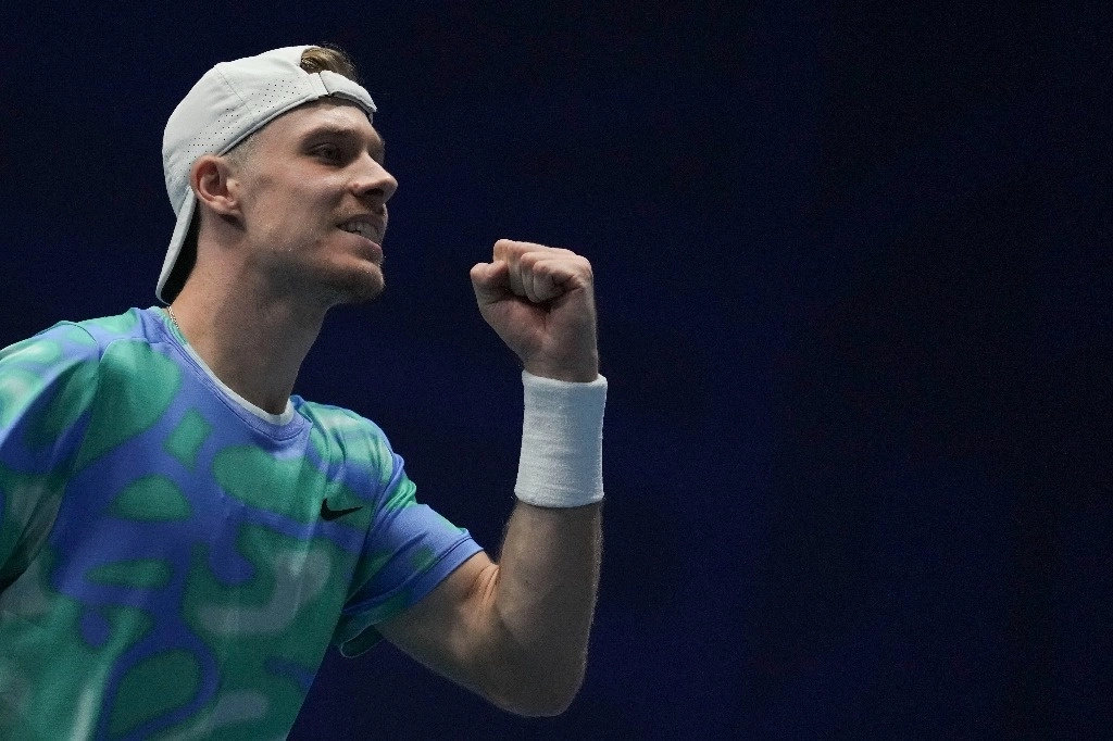 Denis Shapovalov celebra su victoria en la final del torneo de Belgrado ante el serbio Hamad Medjedovic, el 9 de noviembre de 2024. Foto Ap 