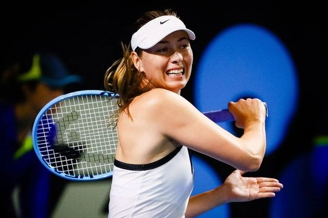 Sharapova cayó en tres sets ante la estadunidense Jennifer Brady en el Brisbane International. Foto Afp