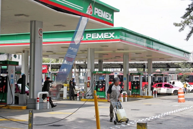 La recaudación del impuesto al consumo de combustibles, ha sido cubierto con los excedentes petroleros. Foto Roberto García/Archivo 