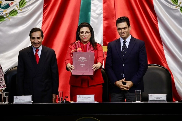 El Secretario de Hacienda Rogelio Ramírez entrega el paquete Económico 2024 a Marcela Guerra presidenta de mesa Directiva de la Camara de Diputados. Foto María Luisa Severiano