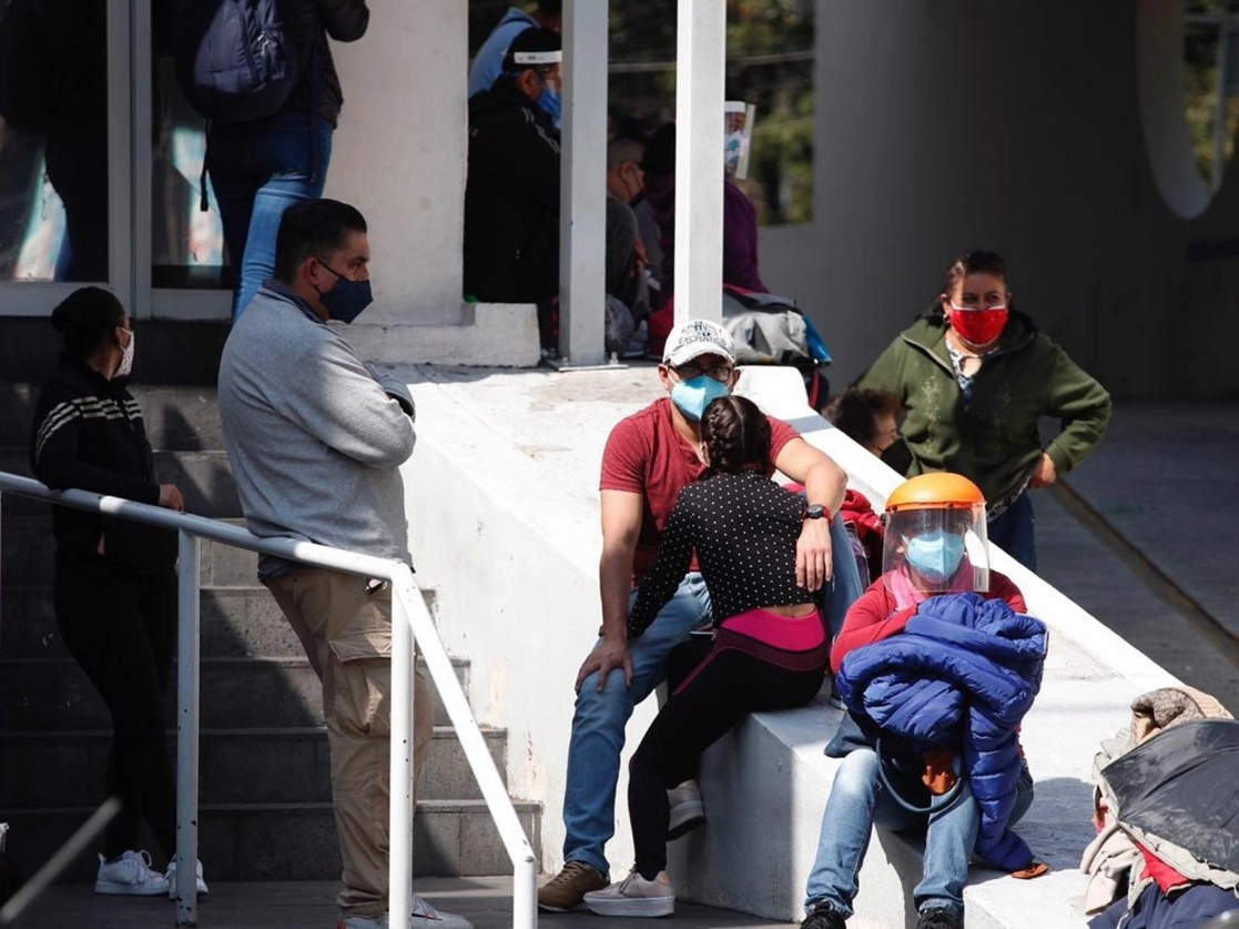 El área de urgencias del Hospital del IMSS en Parque de los Venados, alcaldía Benito Juárez, se ve repleta de familiares de pacientes internados por coronavirus, el 20 de enero de 2021. Foto Cristina Rodríguez