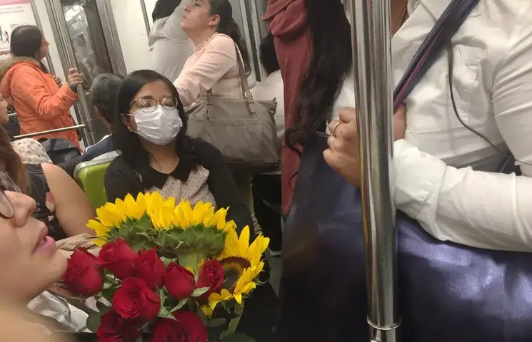 Algunas personas utilizan tapabocas en el Metro, como forma de prevención contra el coronavirus, en la capital mexicana. Foto Cristina Rodríguez