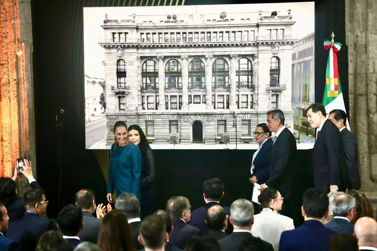 La presidenta Claudia Sheinbaum preside el 100 aniversario de la fundación del Banco de México, en el Museo Interactivo de Economía, en la Ciudad de México, el 25 de agosto de 2025. 