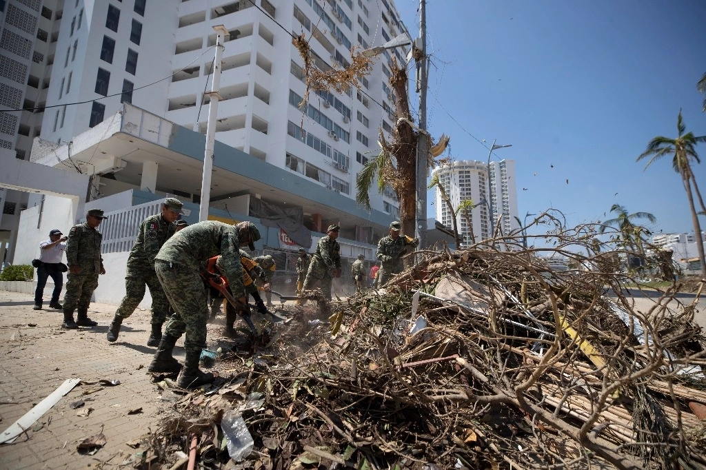 Elementos del Ejército Mexicano retiran escombros en una calle siniestrada tras el paso del huracán ‘Otis’, en Acapulco. Foto Alfredo Domínguez