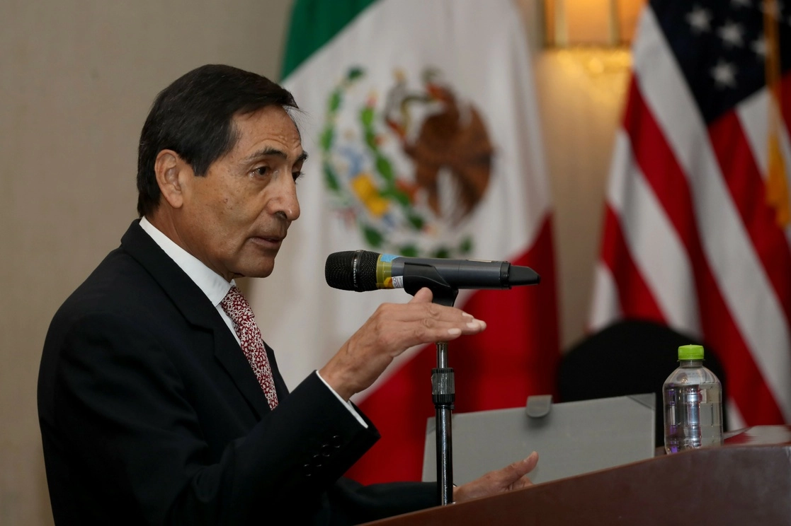 El titular de la Secretaría de Hacienda y Crédito Público, Rogelio Ramírez de la O, revisa los resultados del Pacic con productores y distribuidores. Foto Roberto García / Archivo 
