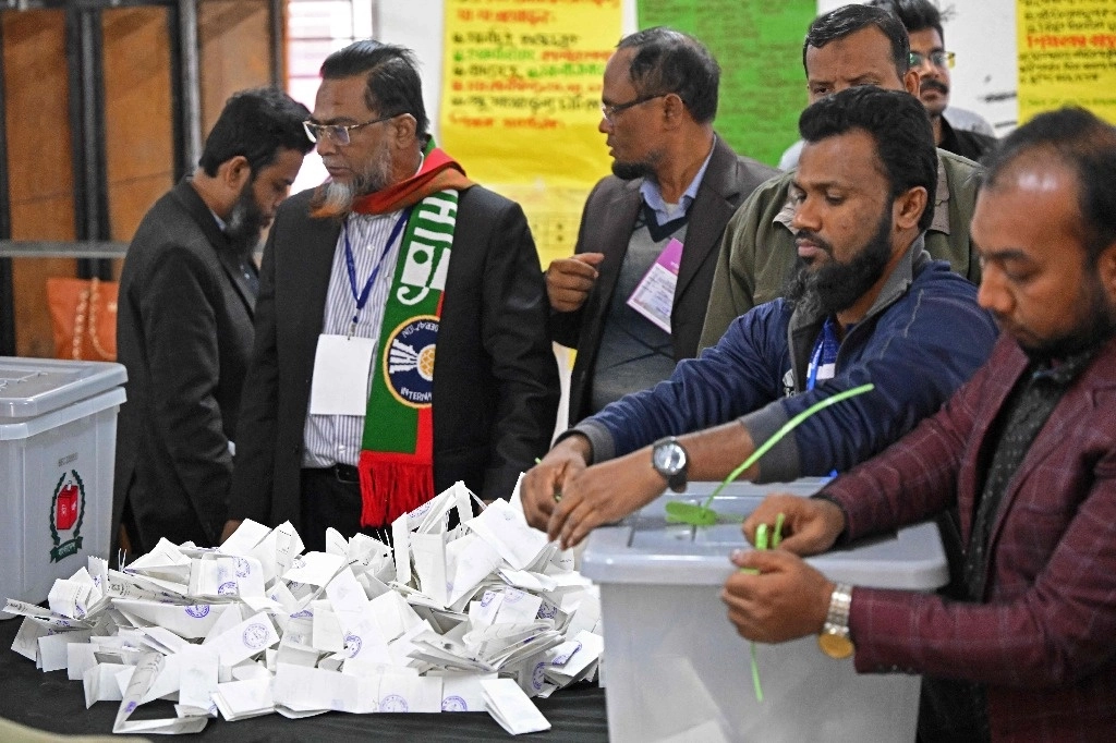 Conteo de votos en los comicios legislativos de Bangladés, donde la primera ministra, Sheikh Hasina, logró su quinto mandato. Foto Afp 