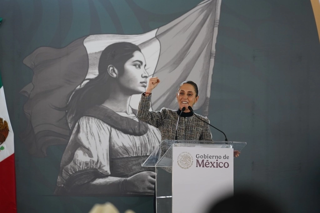 La presidenta Claudia Sheinbaum llamó a dejar atrás la visión de privilegios y "seguir construyendo los grandes derechos del pueblo de México". Foto Alejandro Ancona
