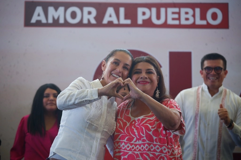 Las precandidatas por Morena a la Presidencia, Claudia Sheinbaum, y a jefatura de Gobierno de la CDMX, Clara Brugada, en el mitin realizado ayer en la unidad deportiva Santa Cruz Meyehualco. Foto Cristina Rodríguez 



