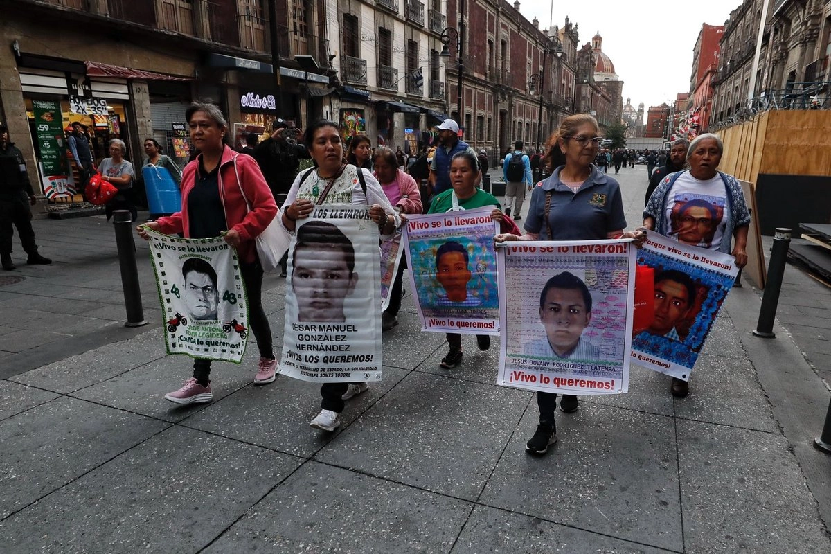 Arriban los padres de familia de los estudiantes desaparecidos de la normal rural de Ayotzinapa a la reunión con la presidenta Claudia Sheinbaum, el 27 de noviembre 2025. Foto